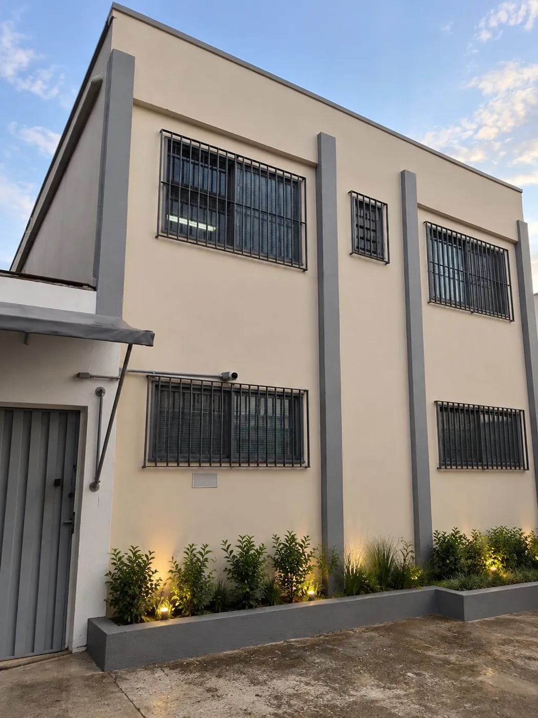 Fachada do prédio da fábrica da Garnet com jardim iluminado